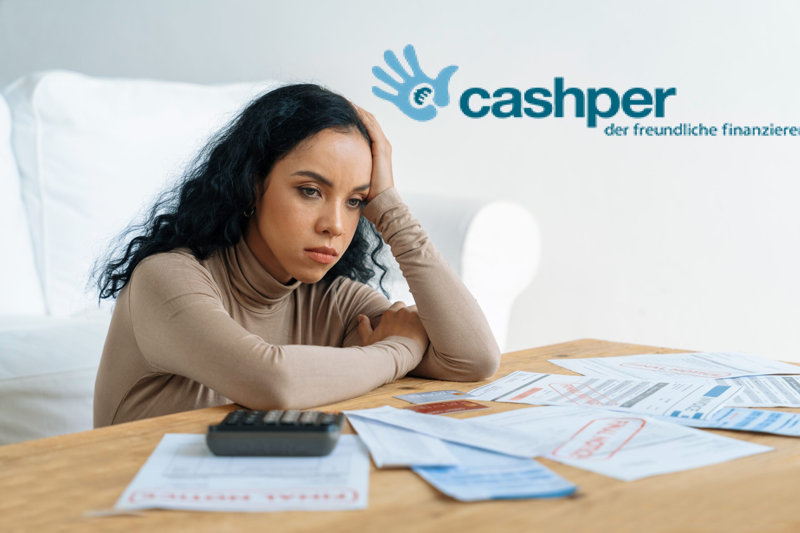 Imagen de una mujer angustiada por sus deudas y facturas, simbolizando el impacto de ser incluida en el registro de morosos por Cashper

